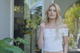 Худышка блондиночка получила секс