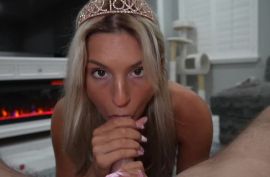 Красавица принимает хуй в ротик