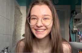 Молодая девка моется на камеру