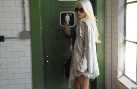 Милфа блондиночка круто сосет и трахается