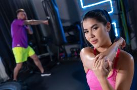 Симпатичная тугая чешская красотка трахается в тренажерном зале