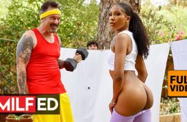 Спортивную негритянку  опустил белый хуй