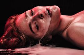 Ебля игрушкой для жаркой самки