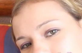 Девчонка молодка себе ласкает пизду