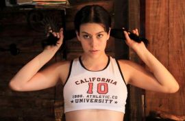 Телочка показывает свою киску