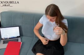 Домашняя телочка круто сосет и трахается