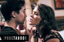 Грудастая милфа ебется  с молодым парнем