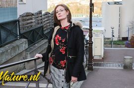 Зрелая худая мама ебется