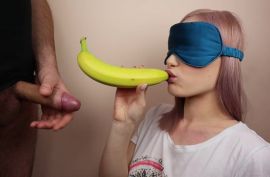 Любимая сосет банан, потом хуй