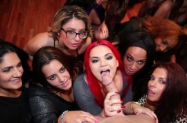 Бабы сосут один член, оральная жара