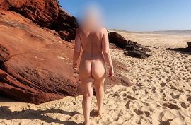 Мама играет  с пиздой на пляже