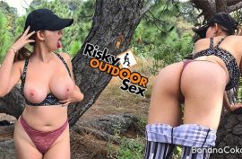 Пышногрудая курва круто долбится на природе