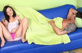 Сучка отлично дрочит хрен