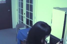 Пышногрудая баба играется с вагиной