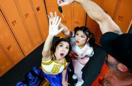 Здоровый мужик чпокает двух крошек