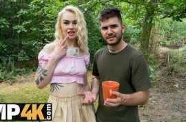 Сучка блондиночка ебется на природе