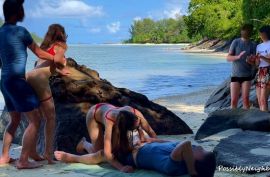 Парочки круто  ебутся на пляже