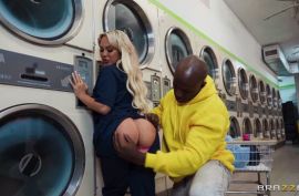 Негр и белый мощно опустили зрелку