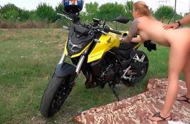 Дал девке сосать у мотоцикла и трахнул