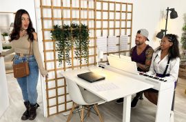 Чернокожую красавицу  шпилит крепкий хуй