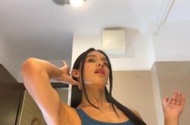 Сучка красотка наряжается