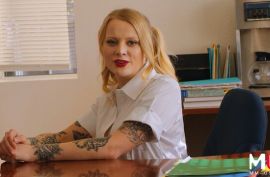 Дал блондиночке в ротик и выебал