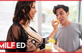 Силиконовую маму натянул молодой перец