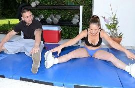 Немного спорта и трах с пышногрудой телкой