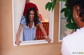 Милфа громко стонет от трахача