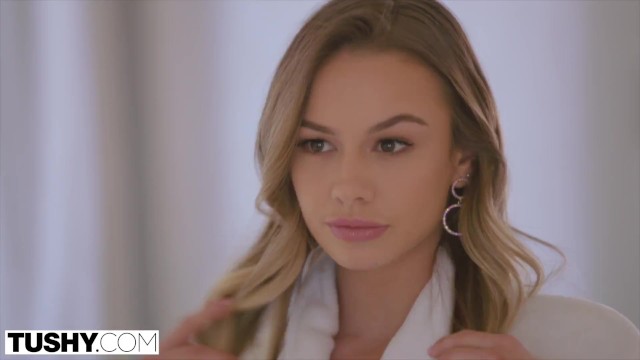 Анальное долбление сладкой попки с игрушками
