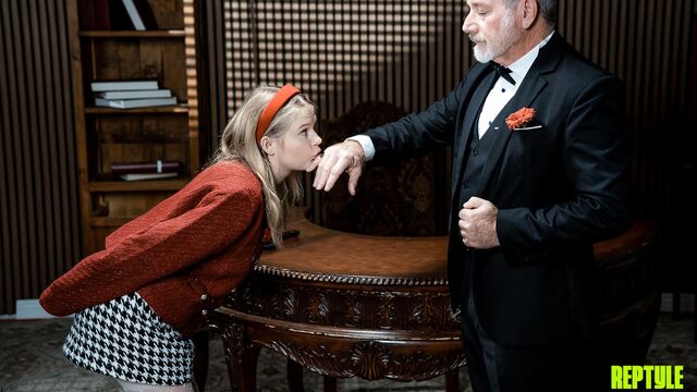 Старикан потрахал молоденькую девку